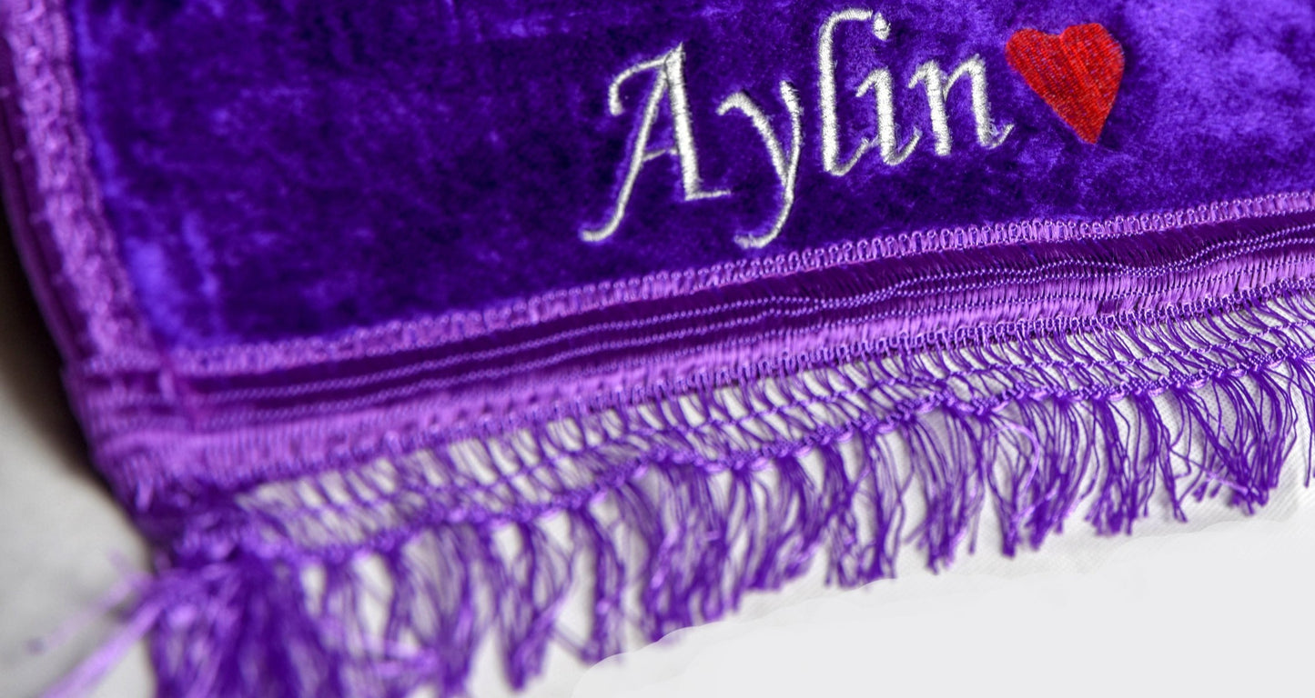 Gebetsteppich von Myprayrug in Farbe Violett mit Name bestickt 